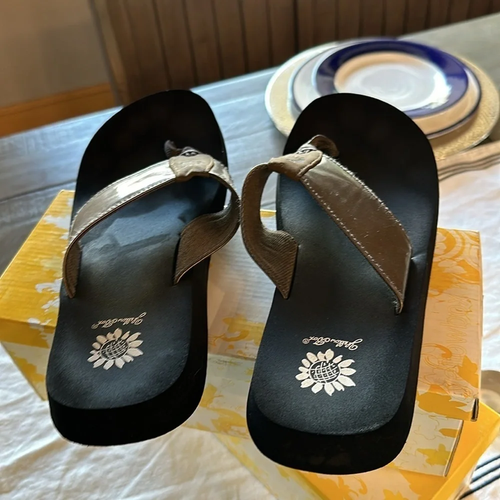 Yellow box Hugo bronze flip-flops size 8.5 - Picture 8 of 8